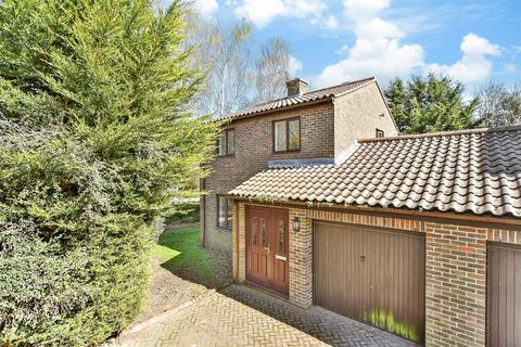 Beaumont Davey Close, Faversham, Kent 3 bed link detached house for sale
