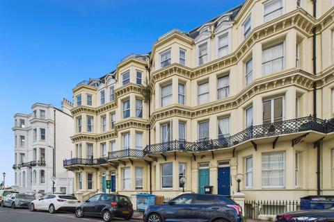 Queens Gardens, Eastbourne, BN21 3 bed flat for sale