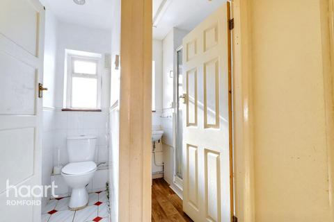 Park Lane, Hornchurch, RM11 1BD 2 bed maisonette for sale