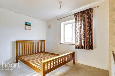 Park Lane, Hornchurch, RM11 1BD 2 bed maisonette for sale