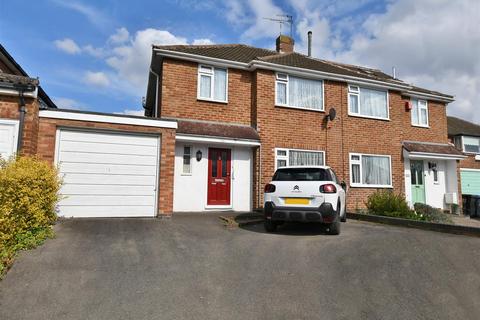 Stirling Avenue, Leamington Spa 3 bed semi