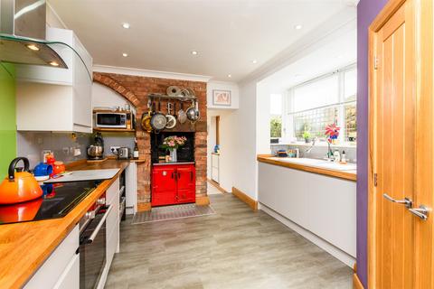 Mill Road, Gillingham, Kent 5 bed terraced house for sale