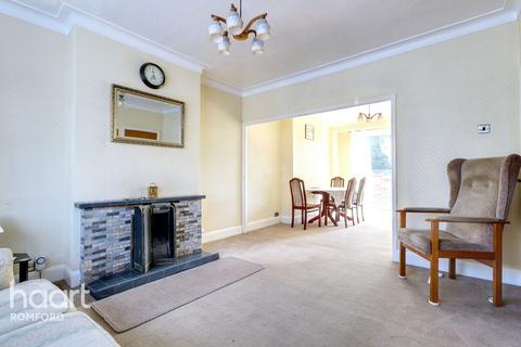 Hamilton Avenue, Romford, RM1 4RP 4 bed semi