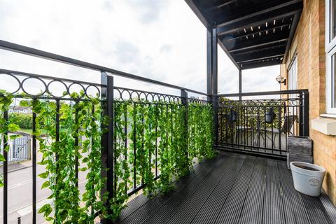 Peridot Court, Erith DA8 1 bed apartment for sale