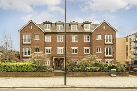 Golden Court, Isleworth TW7 2 bed flat for sale