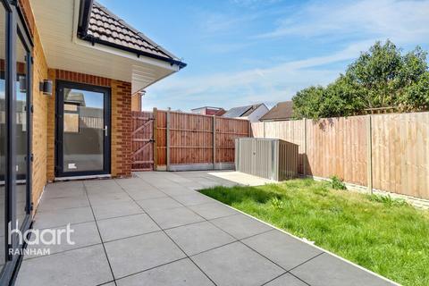 Berwick Pond Close, Rainham, RM13 9QP 2 bed bungalow for sale