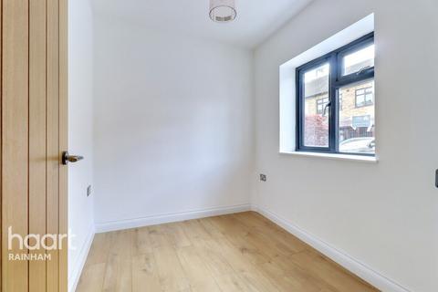 Berwick Pond Close, Rainham, RM13 9QP 2 bed bungalow for sale