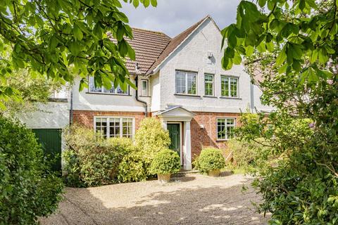 The Avenue, Sunbury