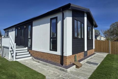 Kings Langley, Hertfordshire, WD4 2 bed park home for sale