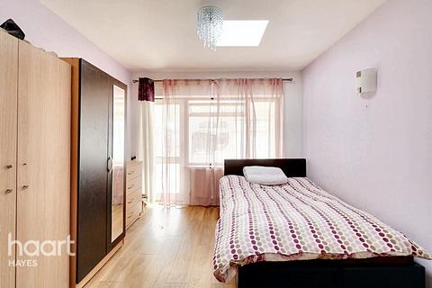 Longford Gardens, Hayes 3 bed semi