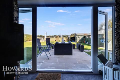 Winterton Road, Hemsby 4 bed detached bungalow for sale
