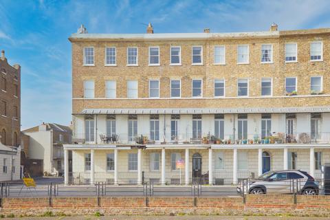 Wellington Crescent, Ramsgate, CT11 2 bed flat for sale