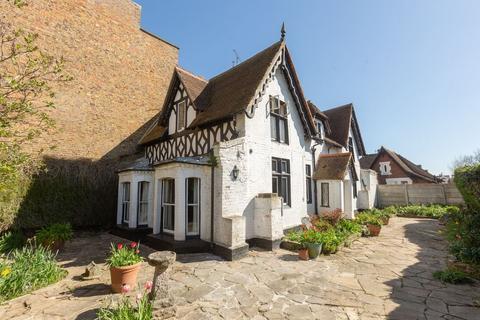 Avenue Road, Herne Bay, Kent, CT6 4 bed semi