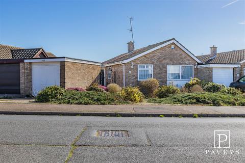 Garden Road, Walton On The Naze 2 bed detached bungalow for sale