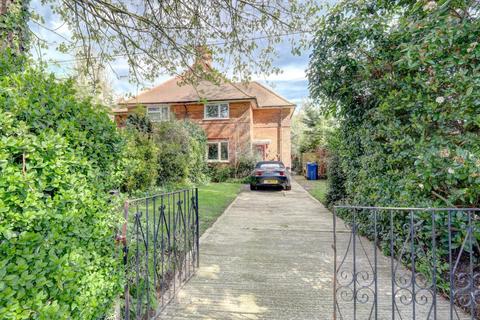 Mill Lane, Princes Risborough HP27 3 bed semi