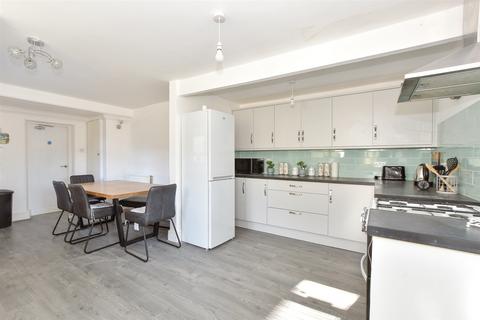 Avenue Road, Sandown PO36 3 bed semi
