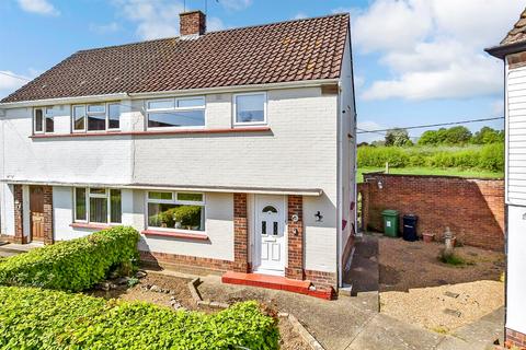 Lyngs Close, Yalding, Maidstone, Kent 2 bed semi