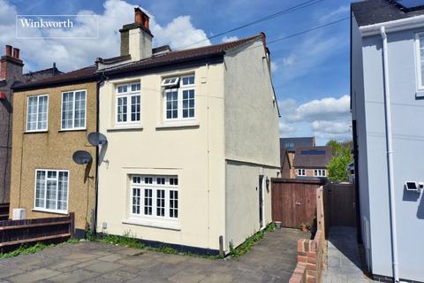Clarkes Avenue, Worcester Park, KT4 3 bed semi