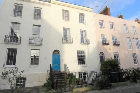Brunswick Square, Gloucester 2 bed flat for sale