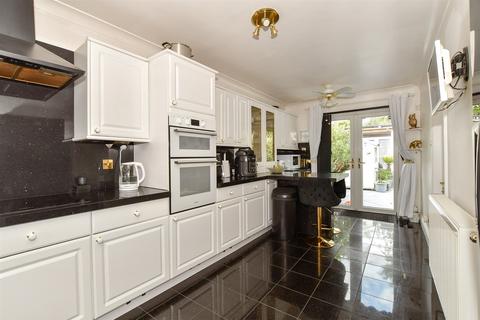 Southlands Avenue, Horley RH6 3 bed semi