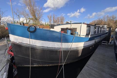 Penton Hook Marina, Chertsey, KT16 2 bed houseboat for sale