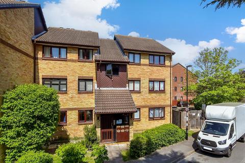 Adams Way, Croydon, Surrey 2 bed ground floor flat for sale