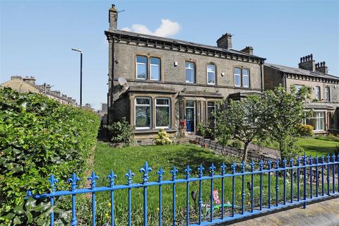 19, Savile Park Halifax, HX1 3EA 6 bed semi