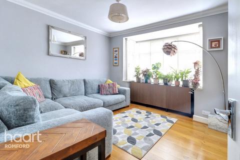 Lilliput Road, Romford, RM7 0BJ 2 bed detached house for sale