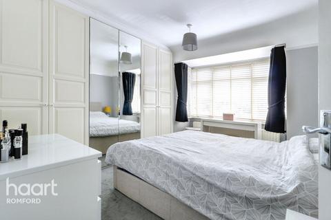 Lilliput Road, Romford, RM7 0BJ 2 bed detached house for sale