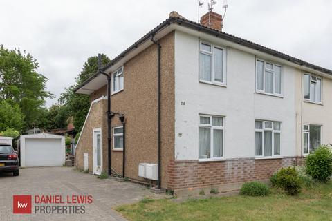 River Way, Loughton, IG10 2 bed maisonette for sale