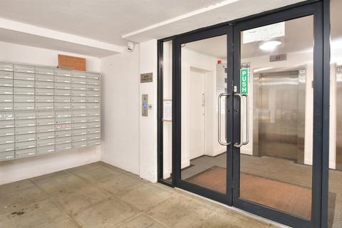 Lincoln Road, Dorking, Surrey 2 bed apartment for sale