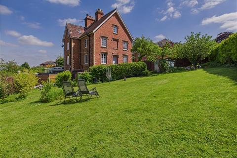 Quest Hills Road, Malvern 4 bed end of terrace house for sale