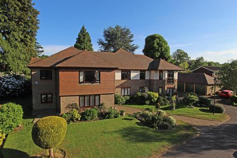 Petersmead Close, Tadworth 2 bed apartment for sale