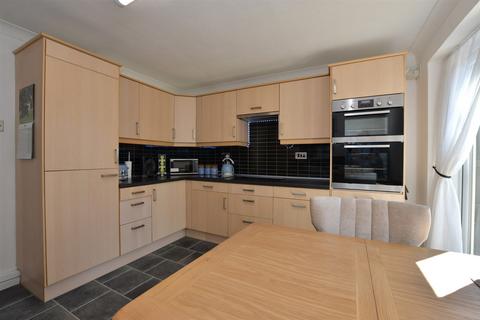 Cedar Avenue, Wickford, Essex 2 bed semi