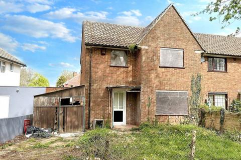 58 Fairchildes Avenue, New Addington... 3 bed semi