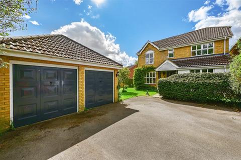 Phillips Close, Farnham GU10 4 bed detached house for sale