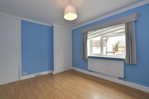 Burwood Gardens, Rainham RM13 2 bed maisonette for sale