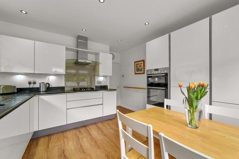 Tensing Gardens, Billericay CM12 3 bed semi