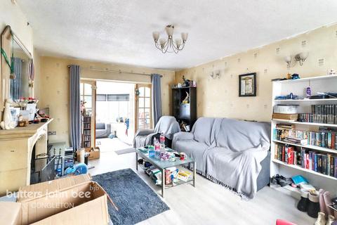St James Avenue, West Heath... 3 bed semi