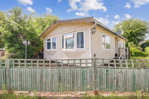 Meadowside Park, Lingfield, RH7 3 bed park home for sale