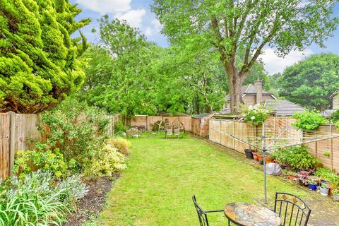 Hartwood Gardens, Cowplain... 3 bed semi