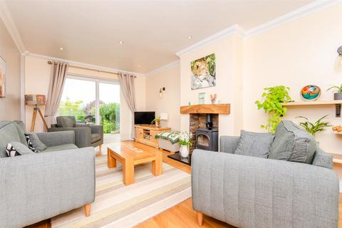 Fairview Road, Istead Rise, Kent 3 bed chalet for sale