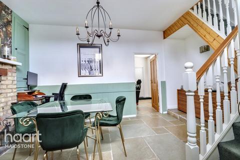 High Street, Aylesford 2 bed end of terrace house for sale