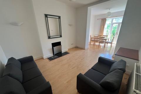 69 Falcon Road, London SW11 3 bed flat for sale