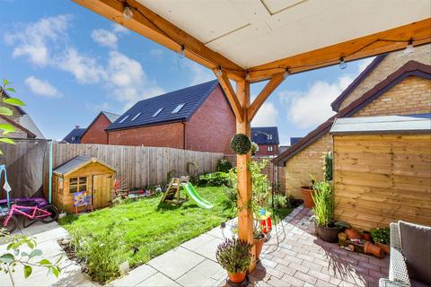 Saddleback Close, Ashford, Kent 3 bed semi