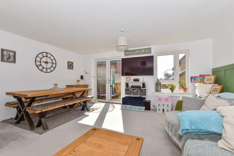 Saddleback Close, Ashford TN25 3 bed semi
