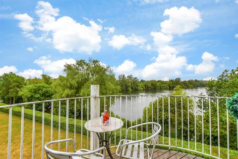 The Lakes, Larkfield, Kent 2 bed apartment for sale