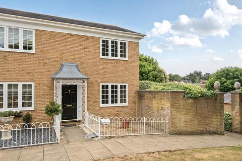 Aspen Square, Weybridge, Surrey, KT13 2 bed end of terrace house for sale