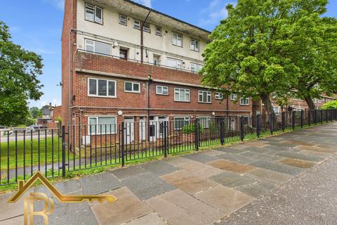 Petersfield Avenue, Romford RM3 3 bed apartment for sale