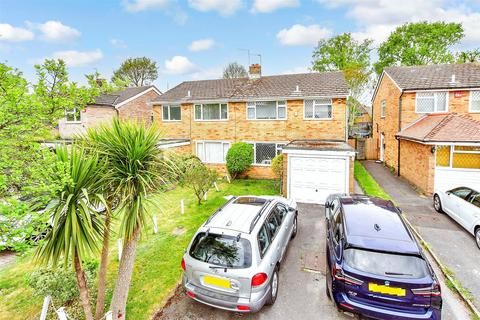 Kingscote Road, Cowplain... 3 bed semi